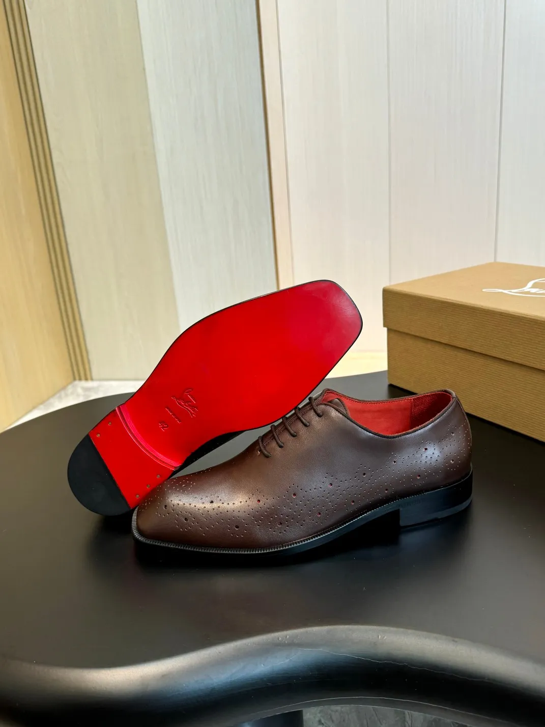 💰960 Christia*.Loubouti* high-end men's business formal leather shoes, original genuine cowhide red sole, imported Italian cowhide outsole, first-layer cowhide, water-dyed cowhide lining, high-end luxury. Size: 39-44 (customized at 38.45.46)✅